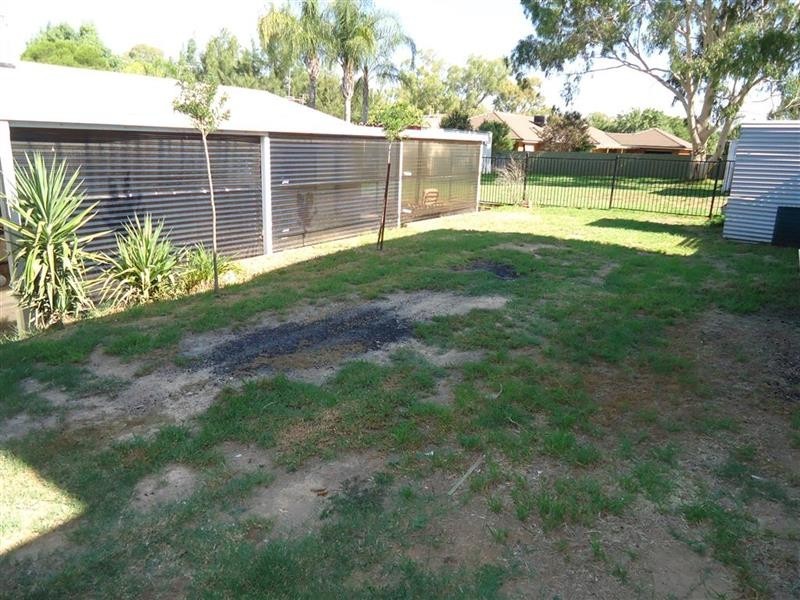 6 Hume St, Lake Albert NSW 2650