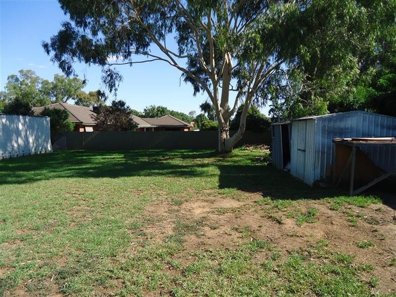 6 Hume St, Lake Albert NSW 2650