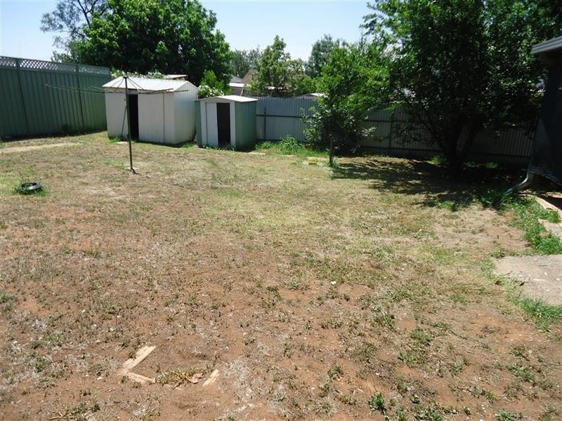 8 Rudd St, Turvey Park NSW 2650