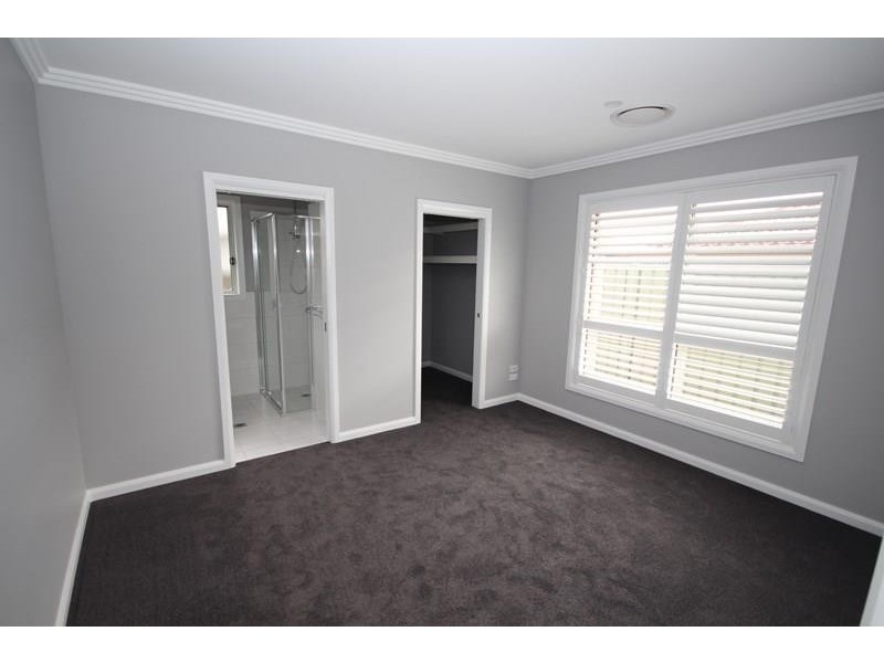 2 Hazelwood Dr, Forest Hill NSW 2651