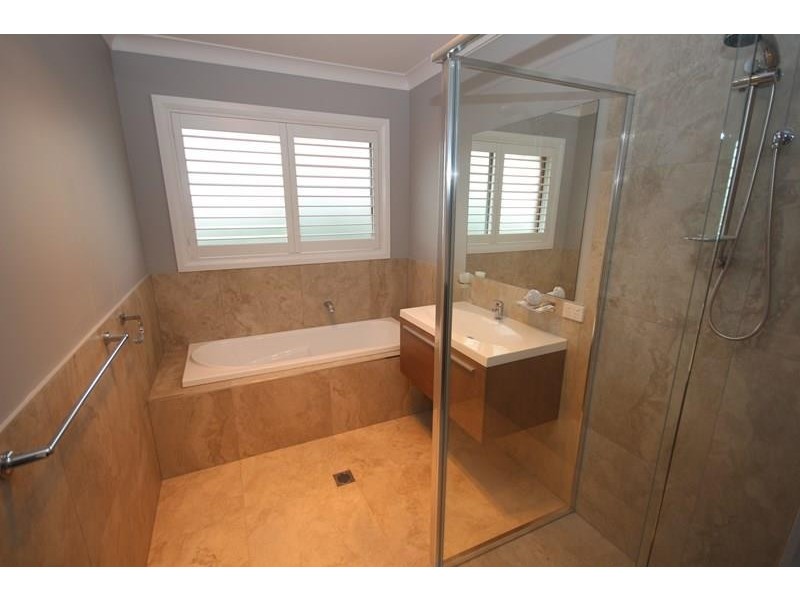 2 Hazelwood Dr, Forest Hill NSW 2651