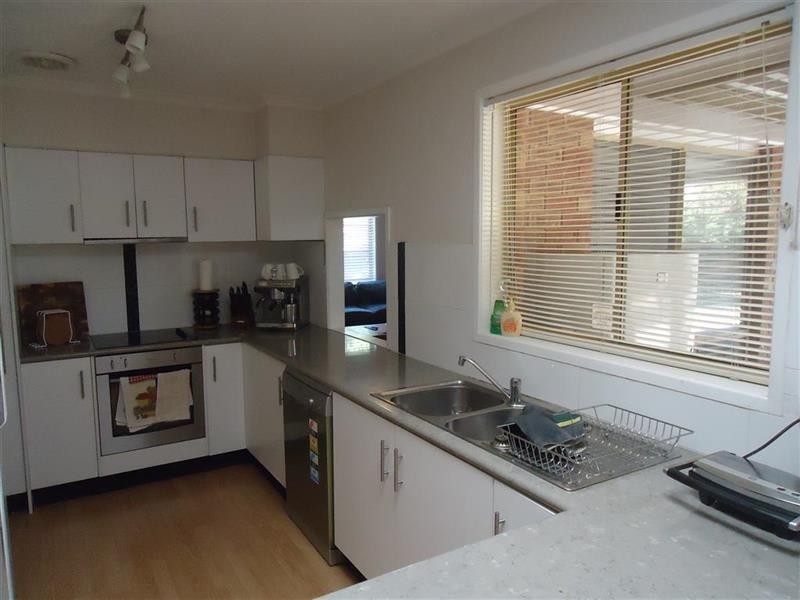 31 Warrambool Cres, Glenfield Park NSW 2650