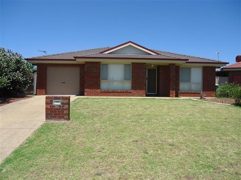 35 Kimba Dr, Glenfield Park NSW 2650