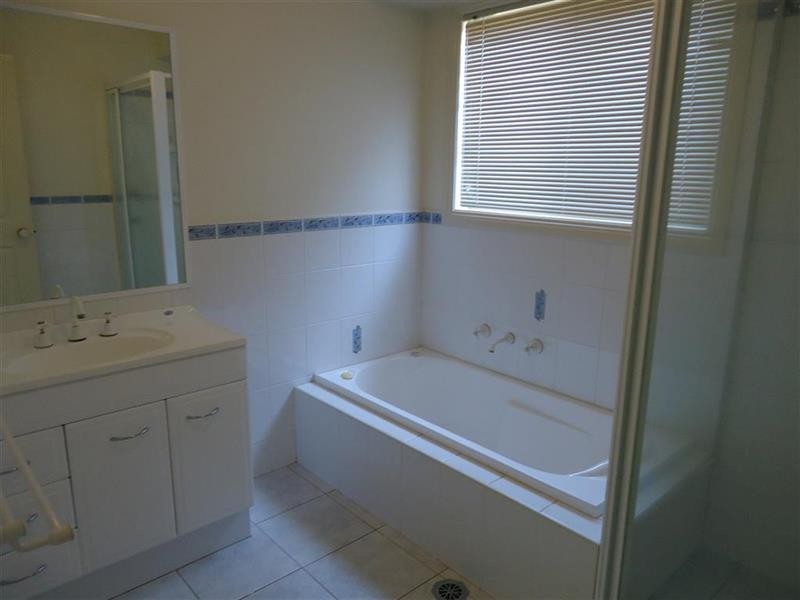 35 Kimba Dr, Glenfield Park NSW 2650