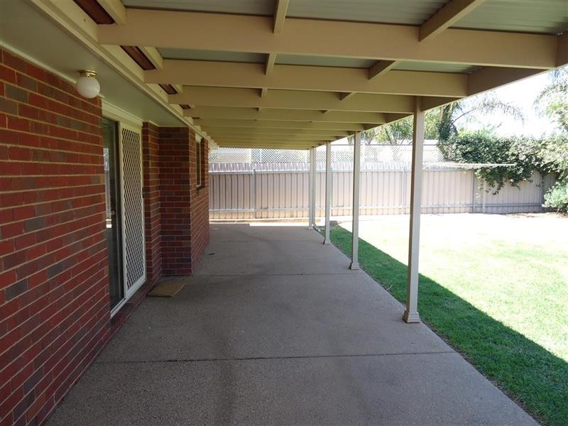 35 Kimba Dr, Glenfield Park NSW 2650