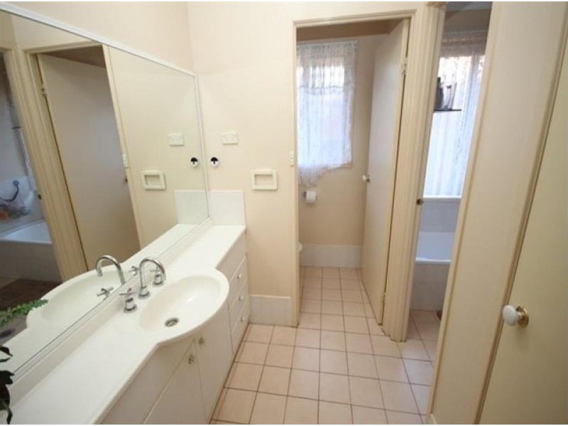 20 Sackville Dr, Forest Hill NSW 2651