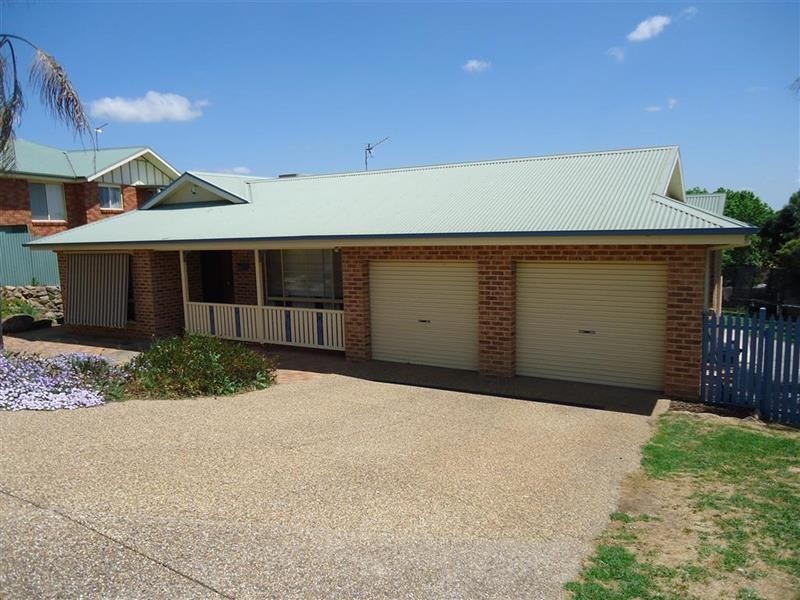 4 Kincora Pl, Bourkelands NSW 2650