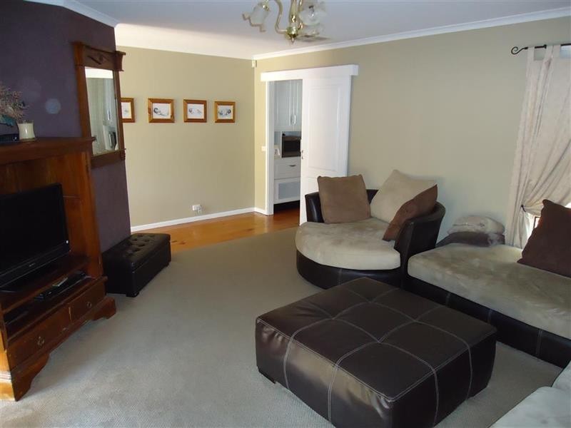 4 Kincora Pl, Bourkelands NSW 2650
