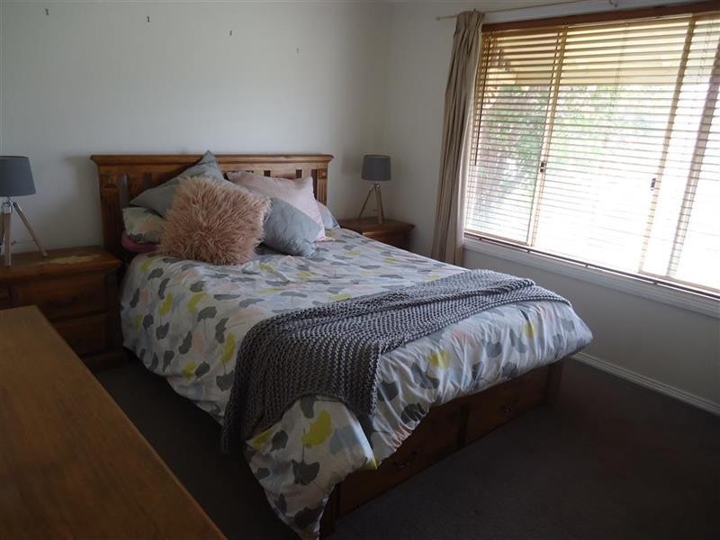 26 Kimba Dr, Glenfield Park NSW 2650