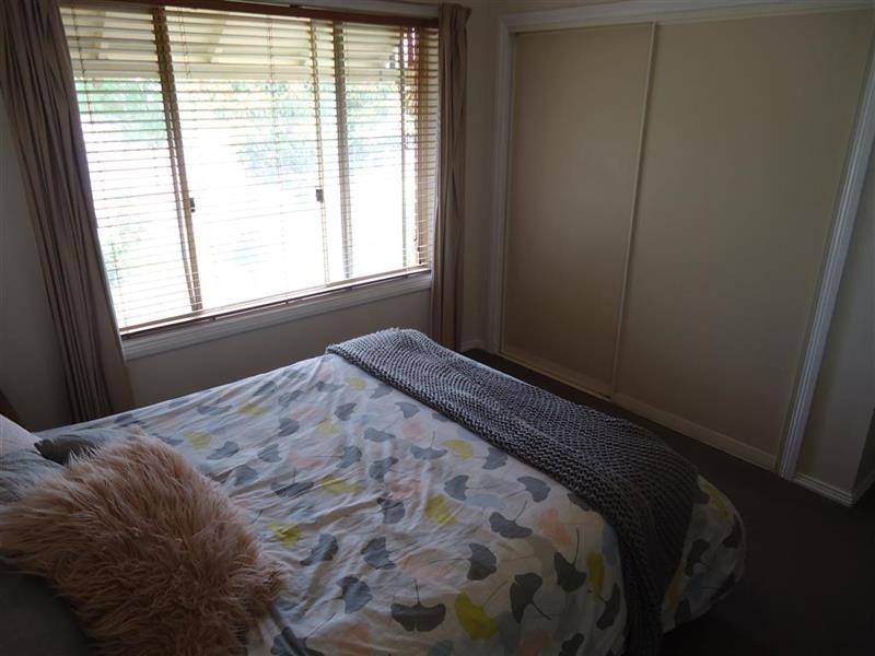 26 Kimba Dr, Glenfield Park NSW 2650