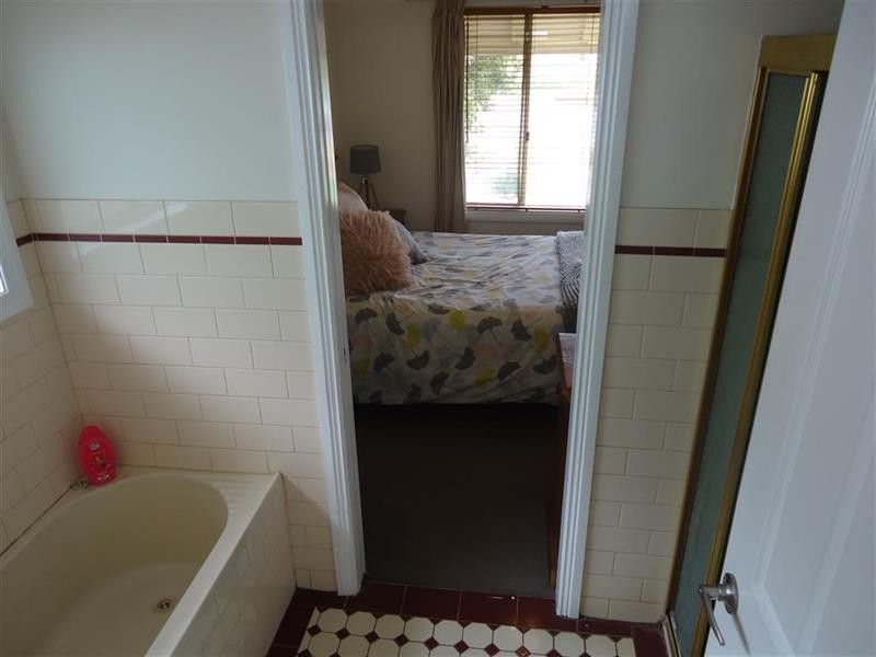 26 Kimba Dr, Glenfield Park NSW 2650