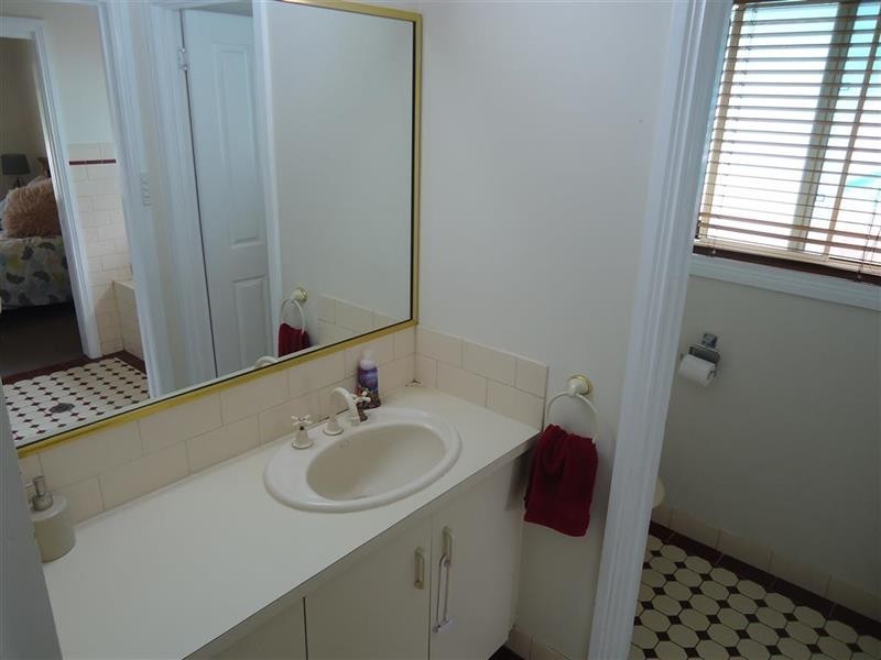 26 Kimba Dr, Glenfield Park NSW 2650