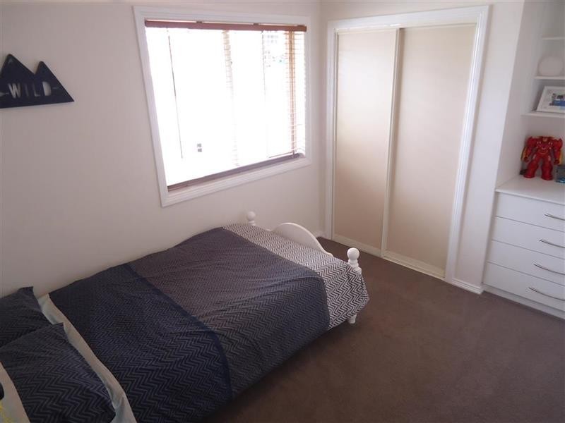 26 Kimba Dr, Glenfield Park NSW 2650