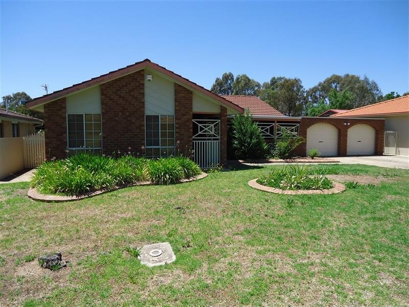 24 Karoom Dr, Glenfield Park NSW 2650