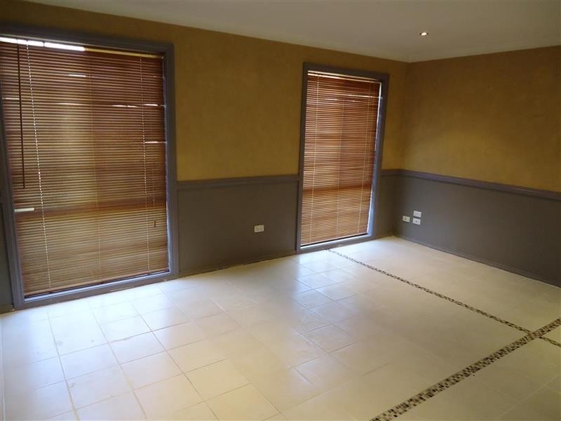 24 Karoom Dr, Glenfield Park NSW 2650