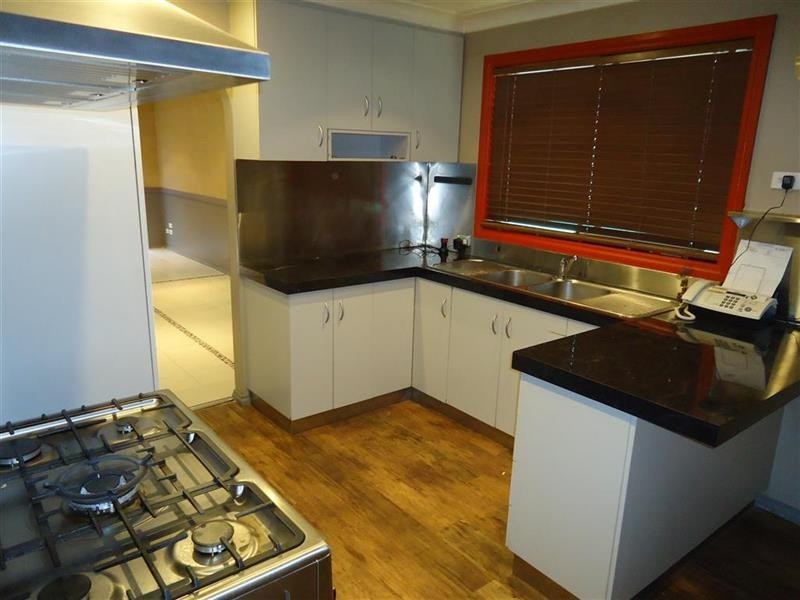 24 Karoom Dr, Glenfield Park NSW 2650