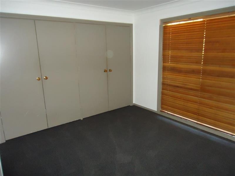 24 Karoom Dr, Glenfield Park NSW 2650