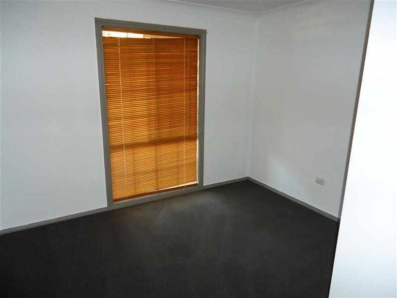 24 Karoom Dr, Glenfield Park NSW 2650