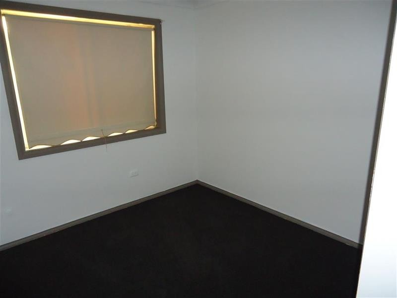 24 Karoom Dr, Glenfield Park NSW 2650