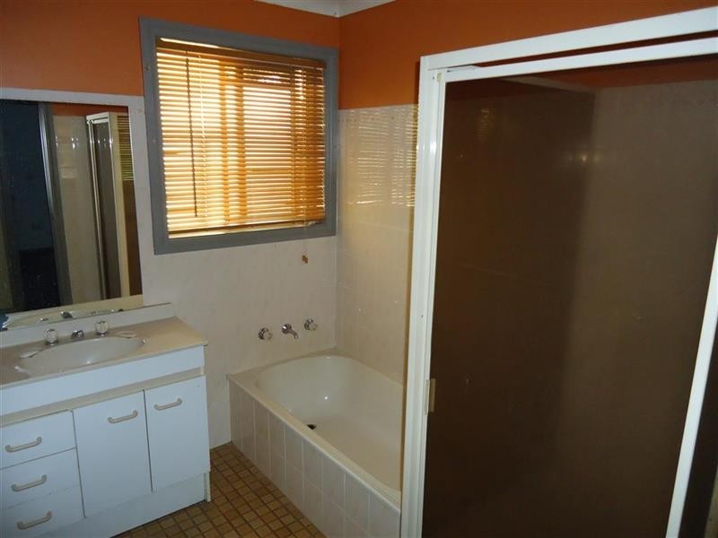 24 Karoom Dr, Glenfield Park NSW 2650