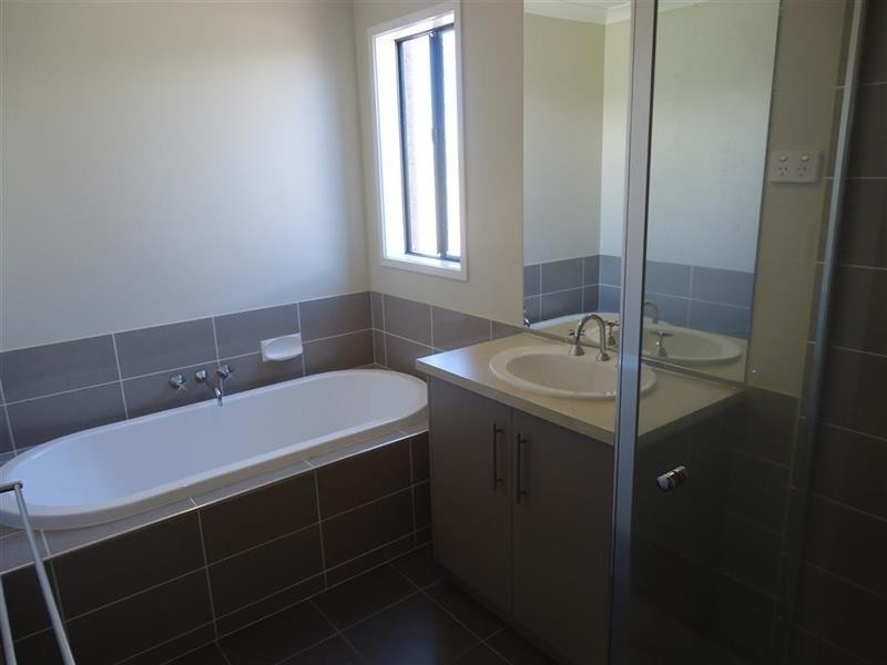 36 Bradman Dr, Boorooma NSW 2650