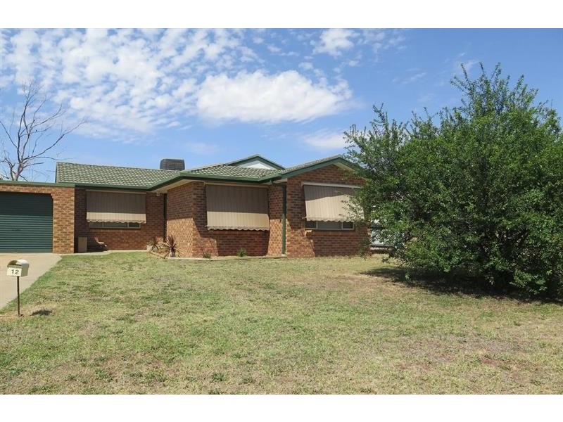 12 Bamarook Cres, Glenfield Park NSW 2650