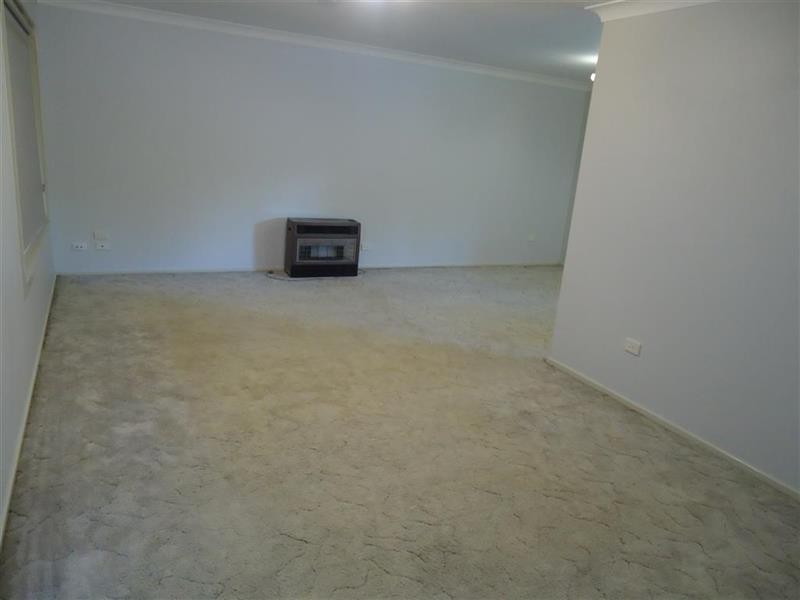 12 Bamarook Cres, Glenfield Park NSW 2650