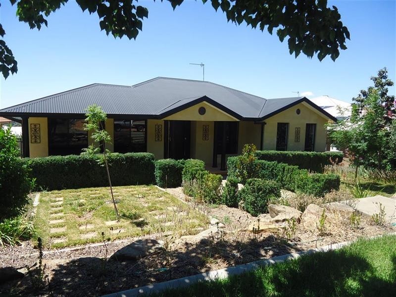 9 Amaroo St, Kooringal NSW 2650