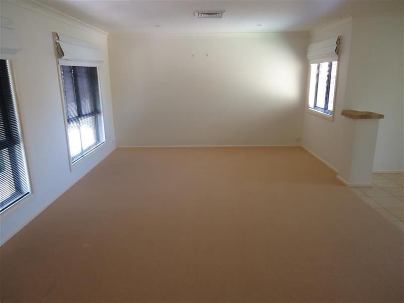 9 Amaroo St, Kooringal NSW 2650