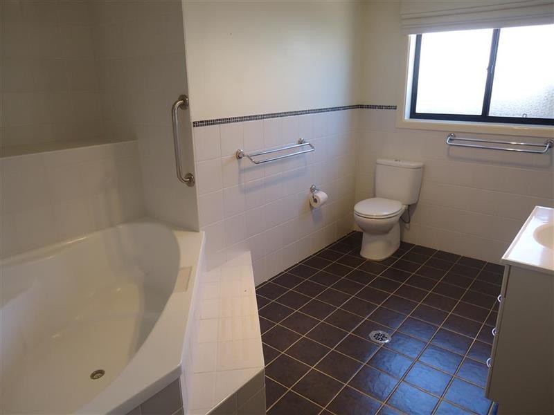9 Amaroo St, Kooringal NSW 2650