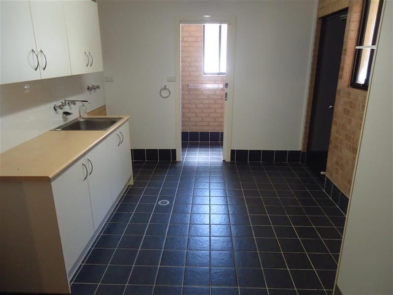 9 Amaroo St, Kooringal NSW 2650
