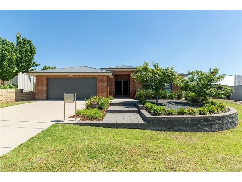 16 Tahara Cres, Estella NSW 2650