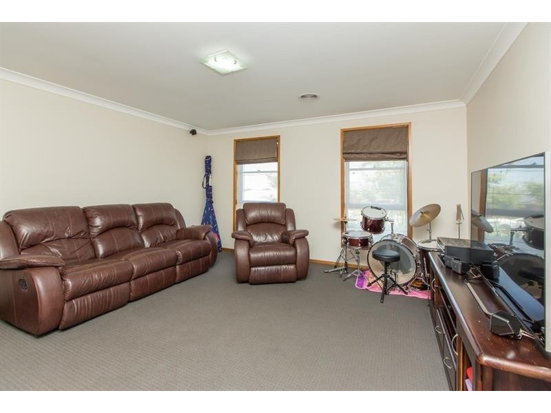 16 Tahara Cres, Estella NSW 2650