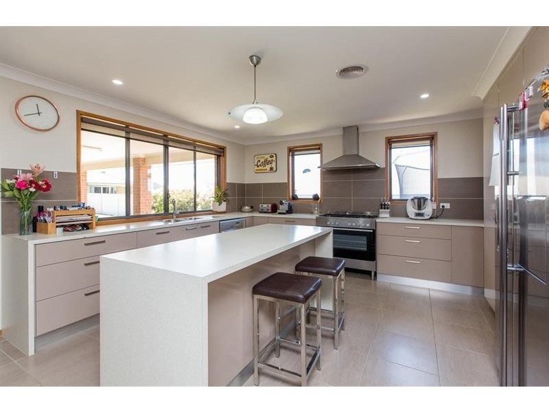 16 Tahara Cres, Estella NSW 2650