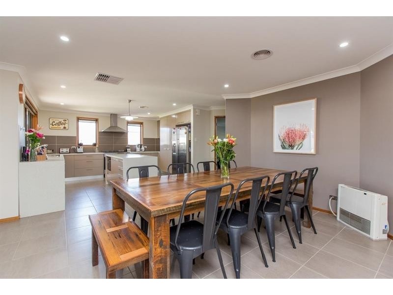 16 Tahara Cres, Estella NSW 2650