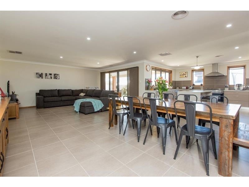 16 Tahara Cres, Estella NSW 2650