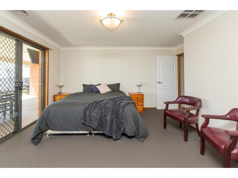 16 Tahara Cres, Estella NSW 2650