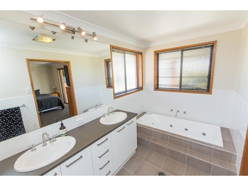 16 Tahara Cres, Estella NSW 2650