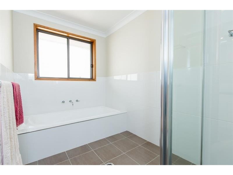 16 Tahara Cres, Estella NSW 2650