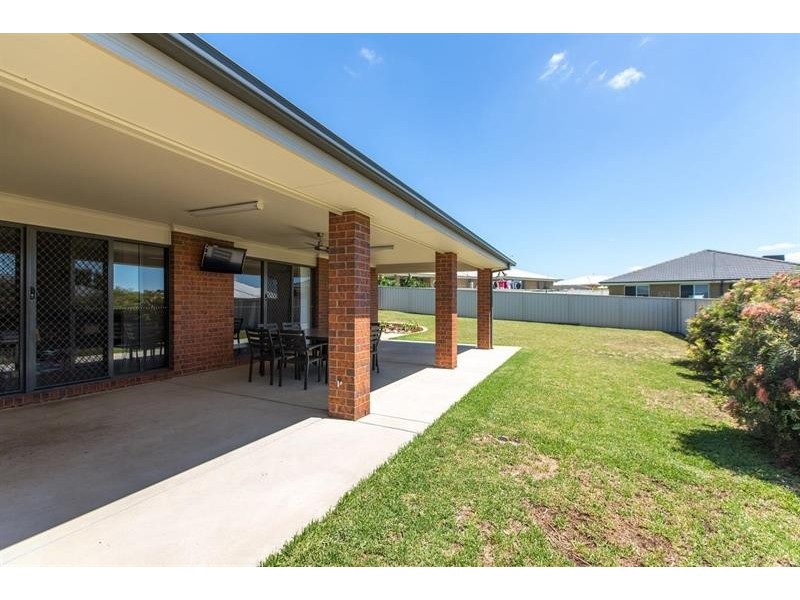 16 Tahara Cres, Estella NSW 2650