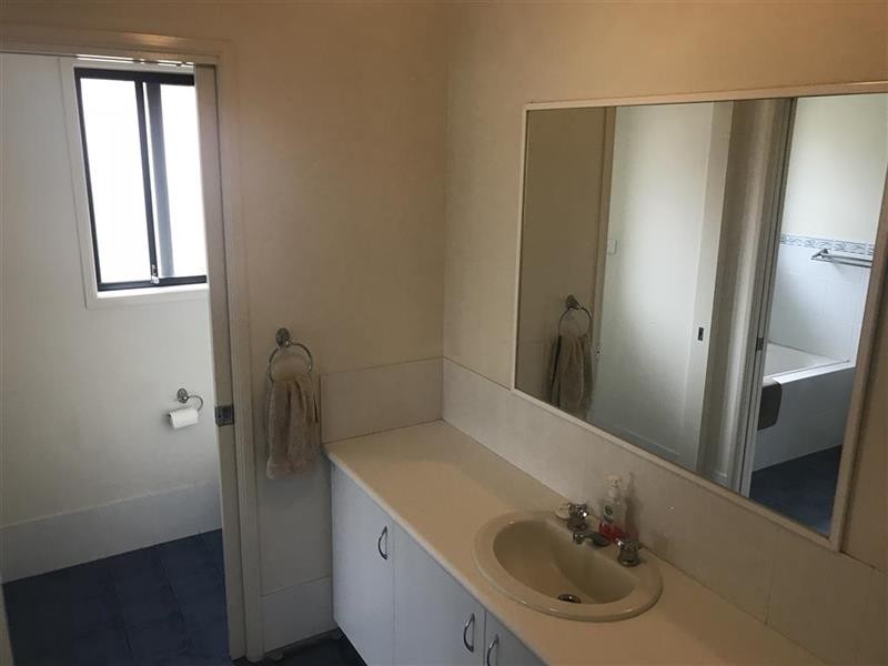 12 Womboin Cres, Glenfield Park NSW 2650