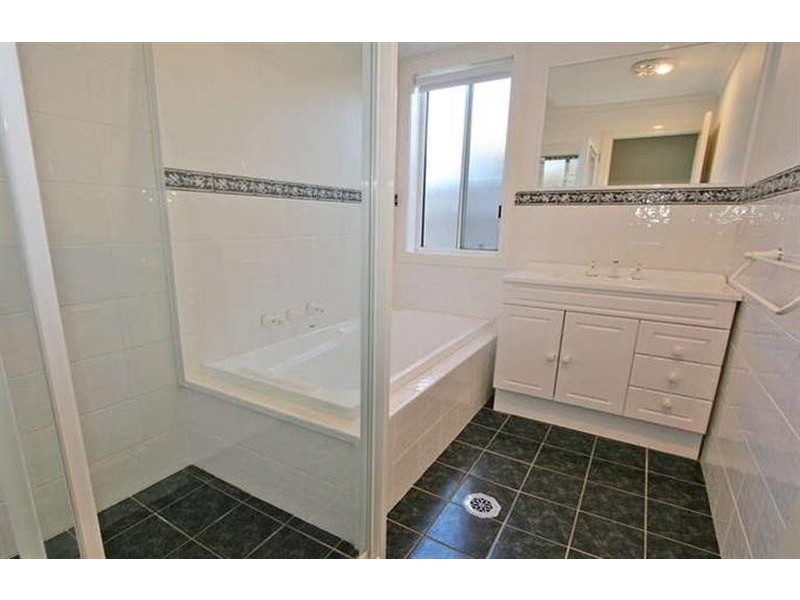 9 Illeura Rd, Bourkelands NSW 2650