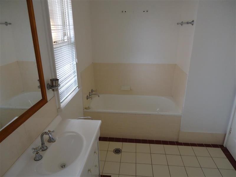 78 Warrawong St, Kooringal NSW 2650