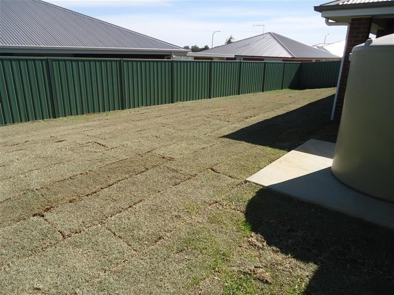 8 Tantoon Cct, Forest Hill NSW 2651
