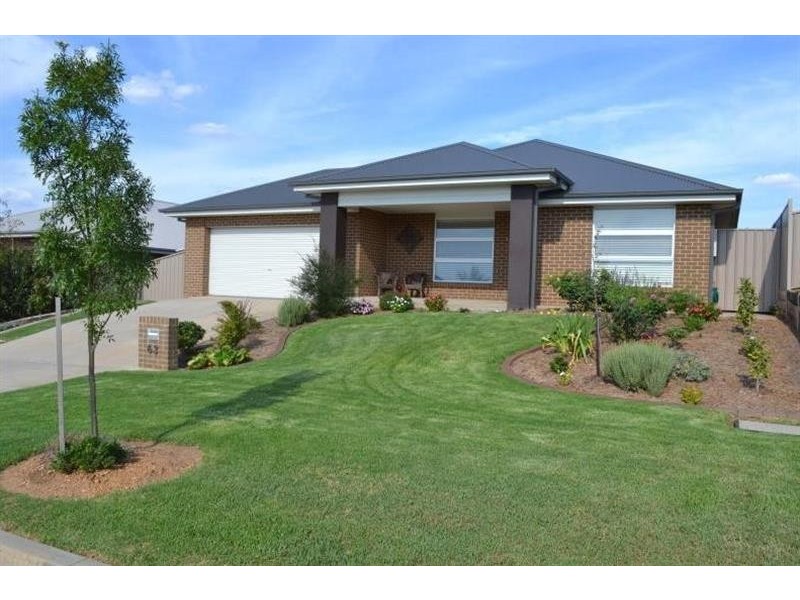 63 Kaloona Dr, Bourkelands NSW 2650