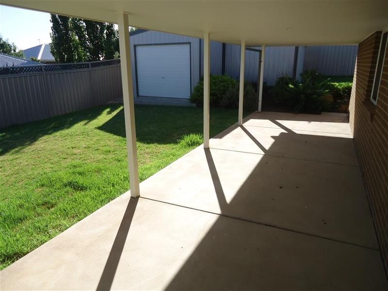 63 Kaloona Dr, Bourkelands NSW 2650