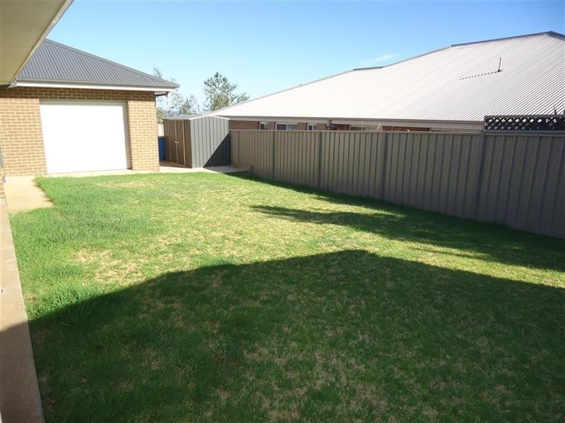 63 Kaloona Dr, Bourkelands NSW 2650