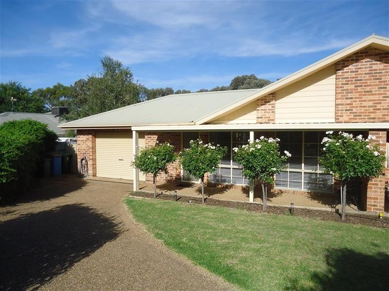 1/8 Canola  Pl, Estella NSW 2650
