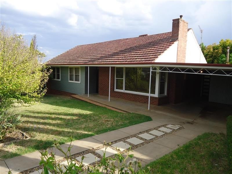 18 Marconi St, Kooringal NSW 2650