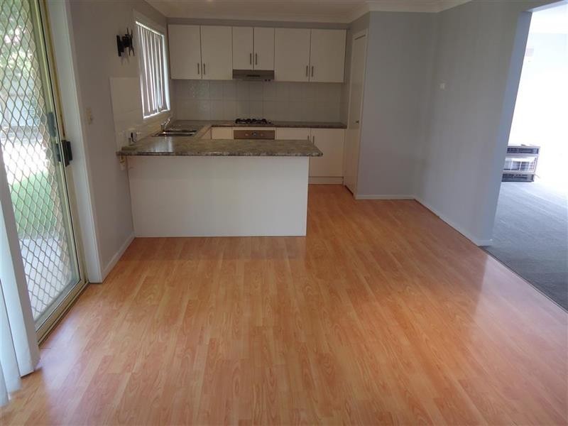 8 Langi Cres, Glenfield Park NSW 2650